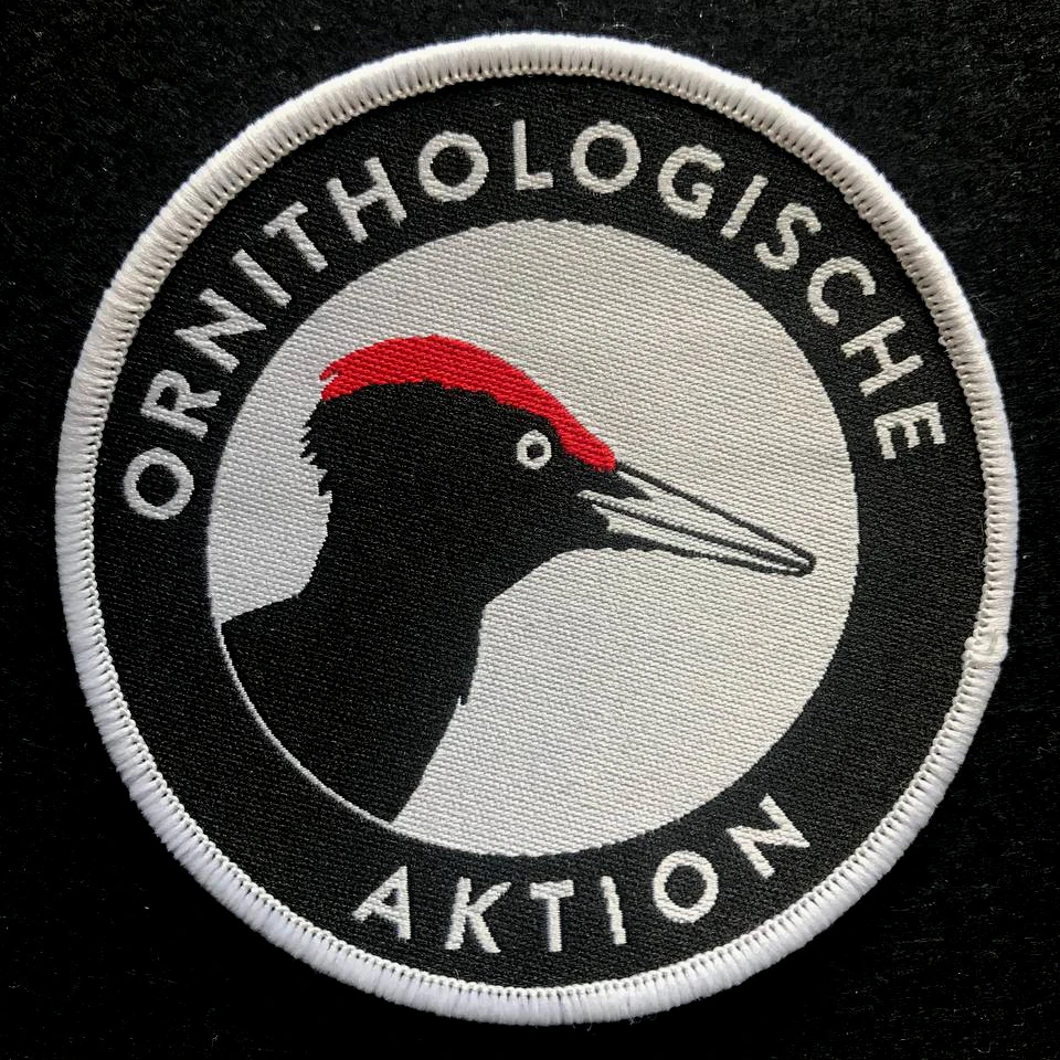 ornithologische aktion, runder aufnäher zeigt einen schwarzspecht